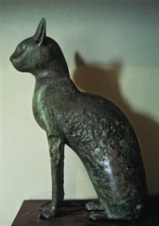 Cat figurine in bronze.