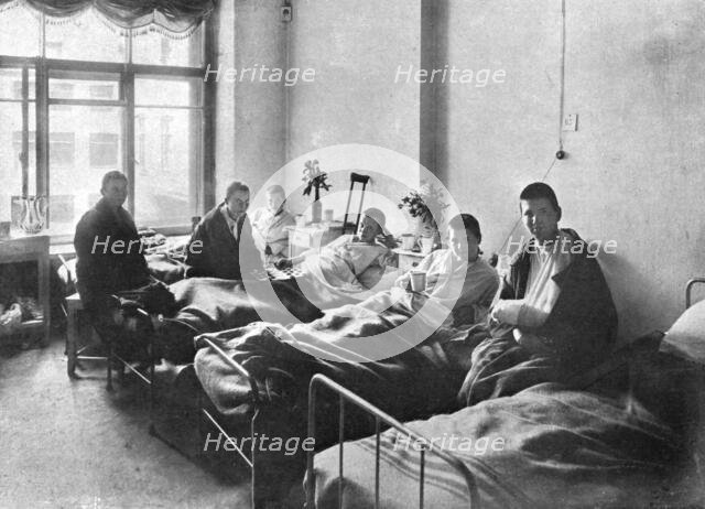 'Des Vaillants; Femme-soldats, blessees dans l'offensive, en traitement dans un hopital..., 1917. Creator: Unknown.