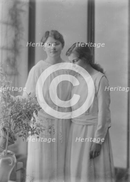 Mrs. Harris Stoehr and daughter, portrait photograph, 1918 June 3. Creator: Arnold Genthe.