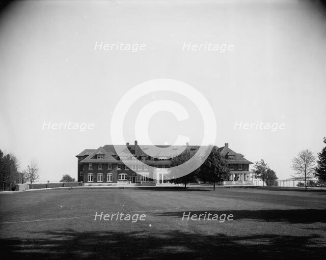 Country club, Grosse Pointe, Detroit, Mich., c1908. Creator: Unknown.