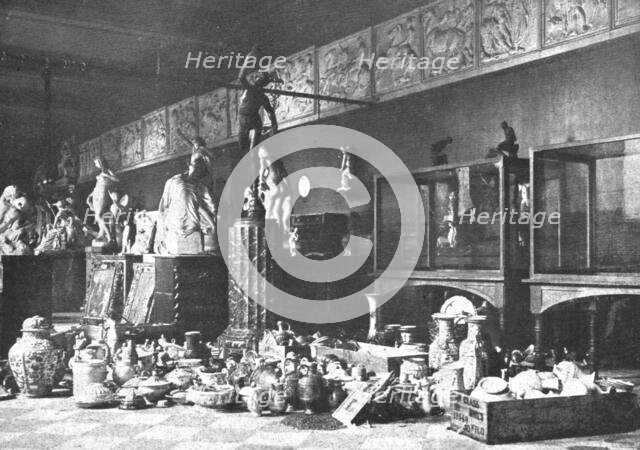 'Nos villes a sac; Statues, vases et tableaux que les Allemands avaient rassembles dans une..., 1918 Creator: Unknown.