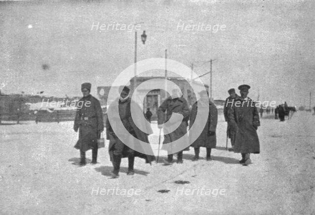 'Sur la route de Trebizonde; Un des petits groupes de prisonniers faits, apres..., 1916 (1924) Creator: Unknown.