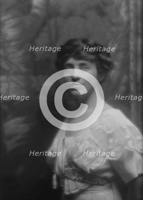 Gates, Eleanor, Mrs., portrait photograph, 1913. Creator: Arnold Genthe.