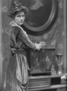 Burns, Florence, Miss, portrait photograph, 1915 Jan. 26. Creator: Arnold Genthe.