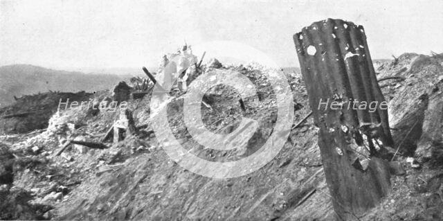 'Le champ de bataille; Un coin de Craonne: l'eglise', 1917. Creator: Unknown.