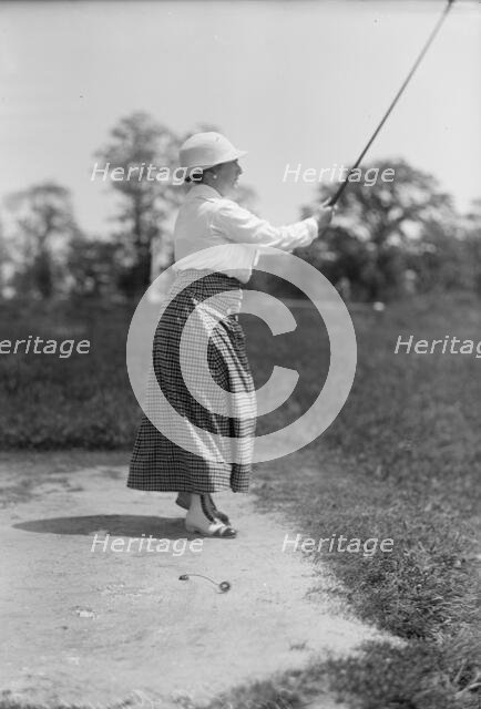 Mrs. L.O. Cameron - Playing Golf, 1913. Creator: Harris & Ewing.