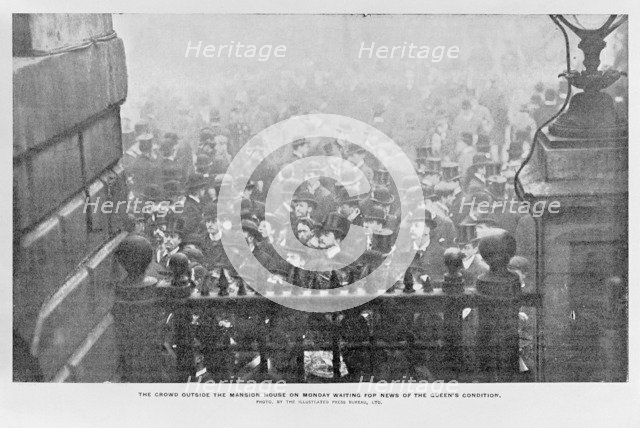 A crowd outside Mansion House, London wait for news of Queen Victoria's health, 1901. Artist: Unknown