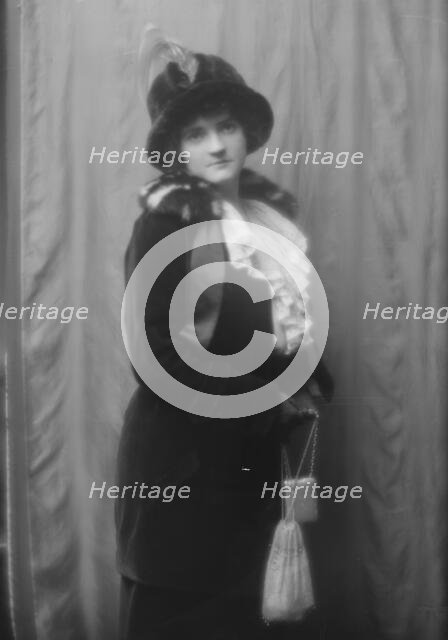 Cuthbert, Mrs. (Mrs. Wentworth), portrait photograph, 1912 Nov. 16. Creator: Arnold Genthe.