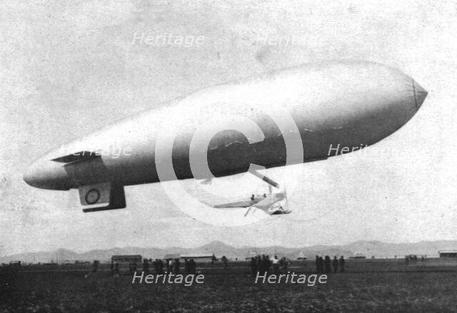 ''Combat Aerien; Parmi les forces alliees aerienes; un dirigeable de marine quittant le...,1918. Creator: Underwood & Underwood.