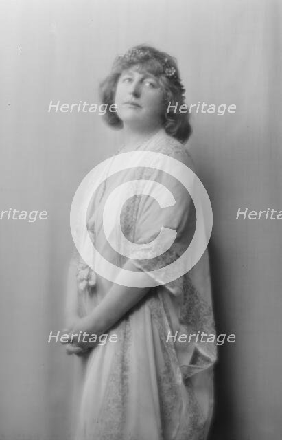 Anglin, Margaret, Miss, portrait photograph, between 1910 and 1925. Creator: Arnold Genthe.
