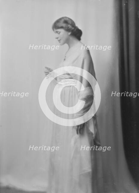 Cox, H.C., Mrs., portrait photograph, 1916 Apr. 20. Creator: Arnold Genthe.