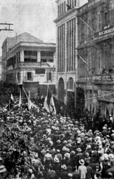 'L'etat de siege a Salonique; Une manifestation, a Salonique, a la nouvelle de l'occupation..., 1916 Creator: Unknown.