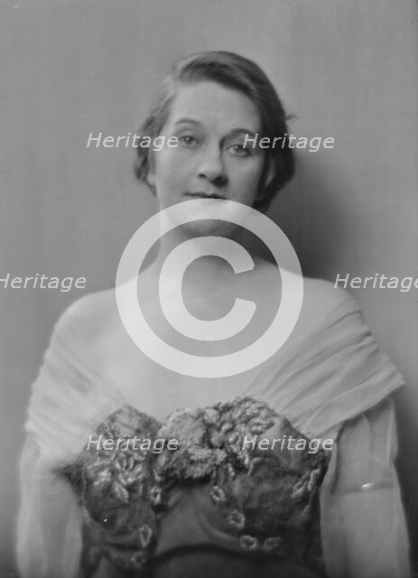 Calhoun, Catherine, Miss, portrait photograph, 1917 May 25. Creator: Arnold Genthe.