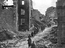 ''En Argonne; Soldats americains traversant les ruines de la petite ville historique de..., 1918. Creator: Unknown.