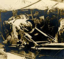 220 gun in its emplacement, c1914-c1918. Artist: Unknown.