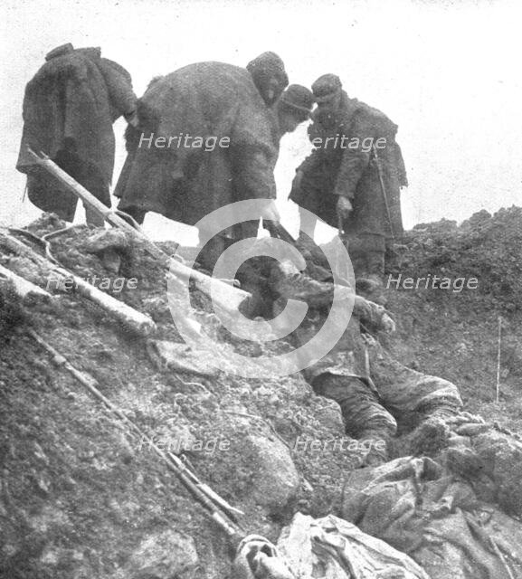 'Dans les Hauts-de-Meuse; nos hommes retirent, les cadavres allemands', 1915. Creator: Unknown.