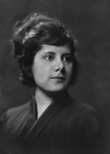 Miss G. Novars, portrait photograph, 1919 June 20. Creator: Arnold Genthe.
