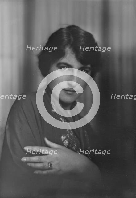 Miss Whitmore, portrait photograph, 1918 May 28. Creator: Arnold Genthe.