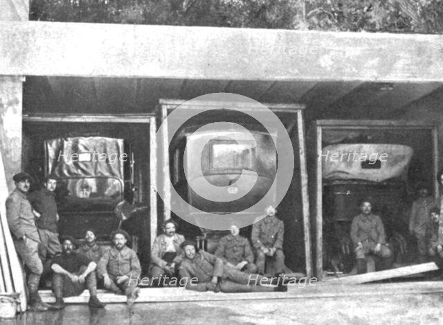 'L'occupation de l'Achilleion; A Achilleion, les automobiles imperiales encore dans..., 1916. Creator: Unknown.