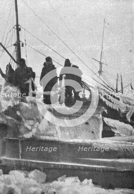 'Sous-marin anglais rentrant de croisiere dans la Baltique', c1915. Creator: Unknown.