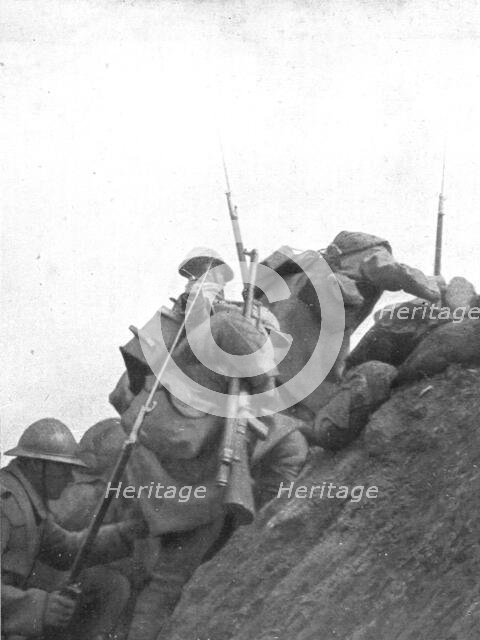 'Pendant l'action; Nos hommes quittent les tranchees de depart pour se lancer a..., 1916 (1924) Creator: Unknown.
