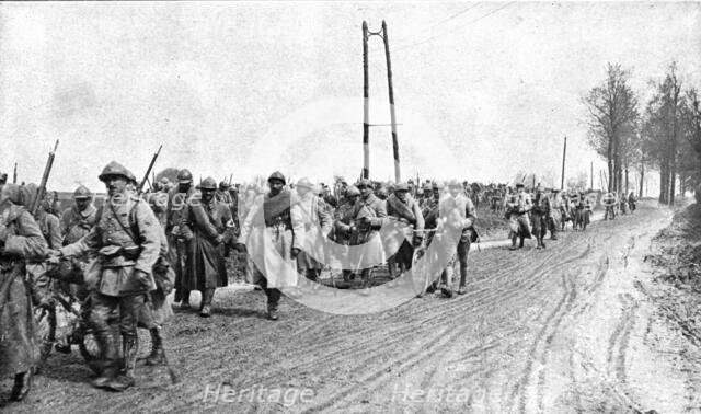 'Dans la Bataille; Regiment d'infanterie revenant du feu', 1918. Creator: Unknown.
