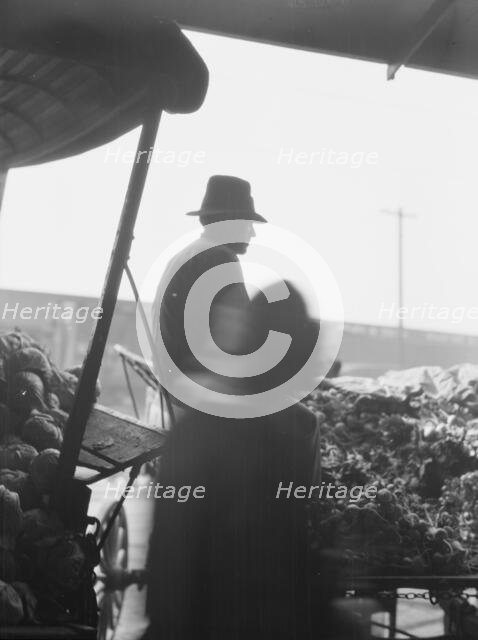 Market scene, New Orleans, between 1920 and 1926. Creator: Arnold Genthe.