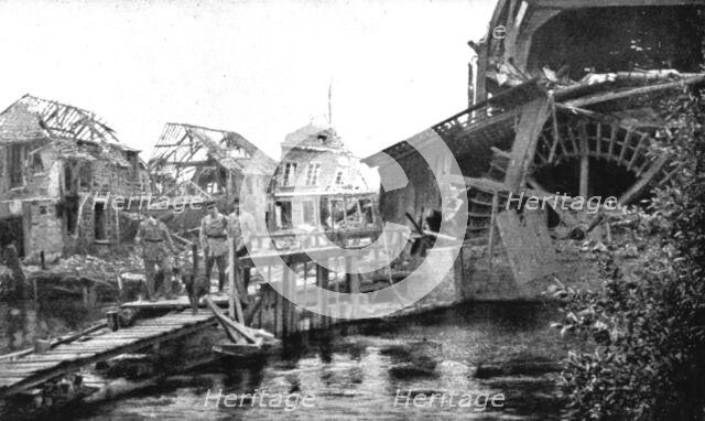'Du tardenois a la Picardie; a Moreuil: le moulin et le barrage que notre artillerie a fait..., 1918 Creator: Unknown.