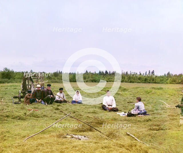 Peasants haying [Russian Empire], 1909. Creator: Sergey Mikhaylovich Prokudin-Gorsky.