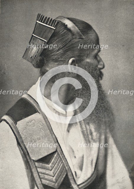 'Singhalesischer Diener mit Schildpattkamm', 1926. Artist: Unknown.