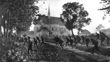 'Les Fuyards; La panique: soldats russes fuyant eperdument a travers un village apres..., 1917. Creator: Unknown.