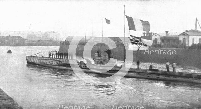 'La Reddition de la Flotte Allemande; entrée dans les bassins de l'arsenal de Cher..., 1918. Creator: Unknown.