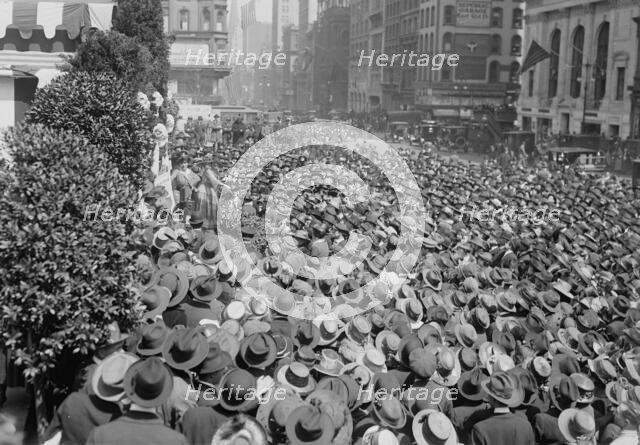 Farrar sells bonds, 15 Apr 1918. Creator: Bain News Service.