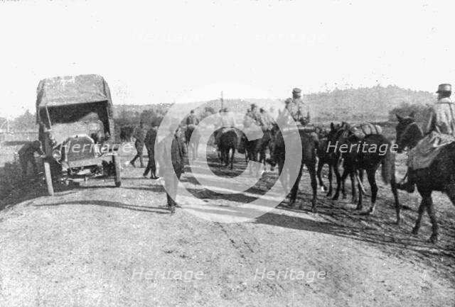 'L'Occupation Francaise en Bulgarie; Sur une route bulgare: division francaise en marche', 1918. Creator: Unknown.