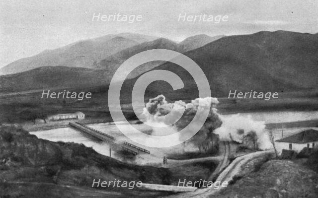 ''Destruction du pont de Demir-Hissar sur la Strouma; L'explosion.'. Creator: Unknown.