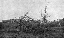 'En territoire libere; La lisiere du village de Lassigny, repris par nos troupes le a7 mars 1917', 1 Creator: Unknown.