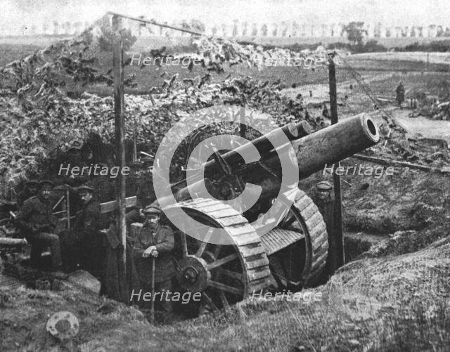 'La Bataille de la Somme; Obusier sous l'abri qui le rend invisible aux avions', 1916. Creator: Unknown.