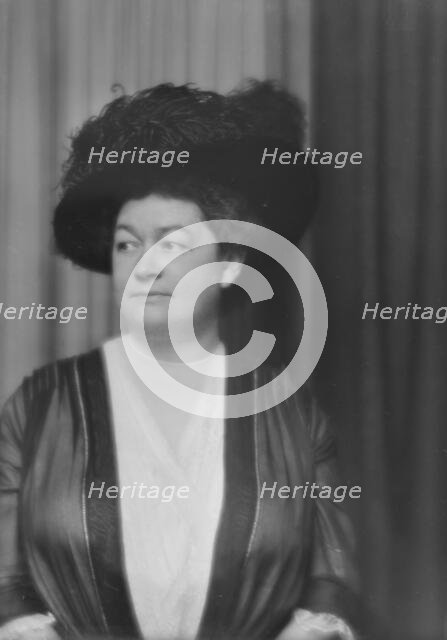 Urchs, Ernst, Mrs., portrait photograph, 1913. Creator: Arnold Genthe.