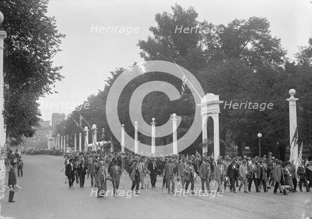 Confederate Reunion - Parade Passing Through Court of Honor, 1917. Creator: Harris & Ewing.
