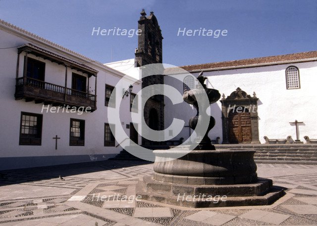 View of the San Francisco square, with the church and convent of the same name in Santa Cruz de l…