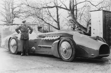 Malcolm Campbell with the 1933 Bluebird, 1933. Artist: Unknown