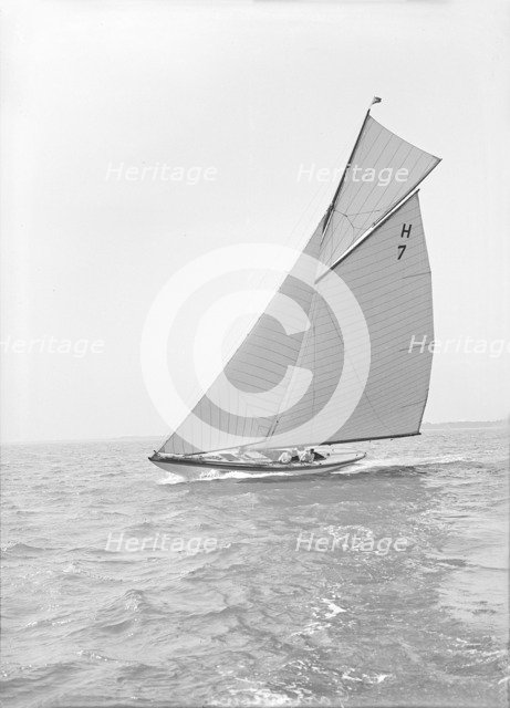 The 8 Metre 'Garraveen', sailing close-hauled, 1914. Creator: Kirk & Sons of Cowes.