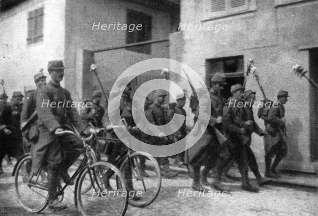 'En Alsace et sur la Frontiere; nos fantassins et un etat-major de brigade entrent a Thann', 1914. Creator: Unknown.