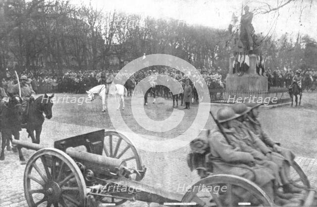 'Notre entrée a Metz; Les troupes francaises defilent, 19 novembre 1918, sur l'esplanade de..., 1918 Creator: Unknown.