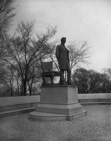 Lincoln statue, [Lincoln Park, Chicago, Ill.], between 1900 and 1905. Creator: Unknown.