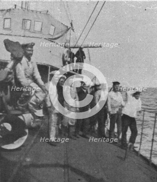 'Le "Goeben" contre le torpilleur "Schastlivyi" (21 sept. 1915); Les marins du torpilleur...', 1915. Creator: Unknown.