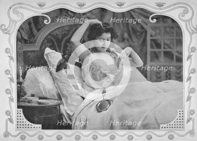 'La Comparaison', 1900. Artist: Unknown.