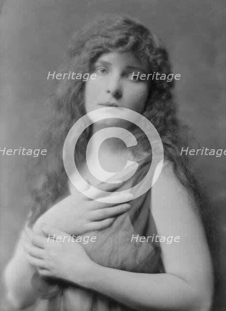 Tuazsky, Mrs., portrait photograph, 1916 Mar. Creator: Arnold Genthe.