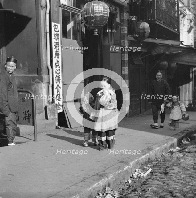 Returning home, Chinatown, San Francisco, between 1896 and 1906. Creator: Arnold Genthe.