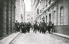 'Sarajevo, Des bandes tumultueuses de Croates parcourent les rues', 1914. Creator: Ossko.